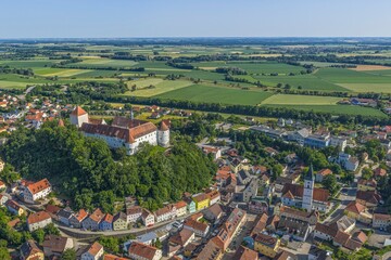Ausblick auf die Stadt Wörth an der Donau an einem sonnigen Sommerabend