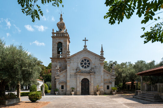 Santu&aacute;rio do Senhor da Sa&uacute;de com a Igreja de Santa Maria de S&aacute;. Um templo religioso neocl&aacute;ssico e barroco, com a sua ros&aacute;cea central e torre sineira coroada na freguesia de S&aacute;, Ponte de Lima