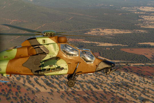 Un helic&oacute;ptero de combate Tigre volando sobre campos cultivados en Espa&ntilde;a.