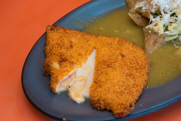 Deliciosa pechuga de pollo empanizada rellena