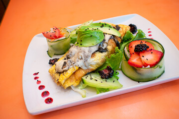 Comida balanceada con omelette y ensalada de pepino