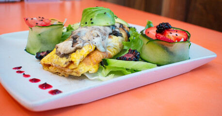 Desayuno saludable con omelette, frutas y verduras