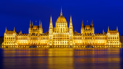 Fototapeta premium Parliament building illuminated at night over the Danube