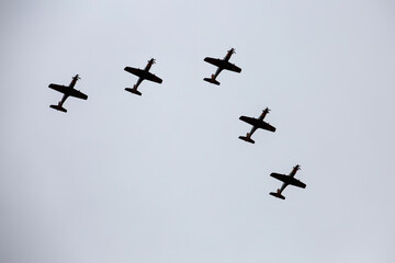 Vistas de aviones militares volando