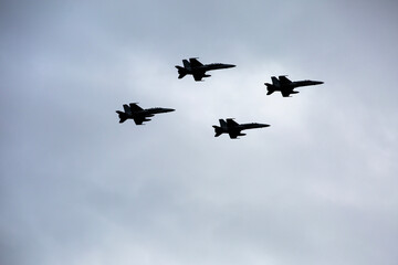 Vistas de aviones militares volando