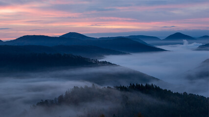 Kirschfelsen im Pfälzerwald im Herbst beim Sonnenaufgang mit Nebel in den Tälern