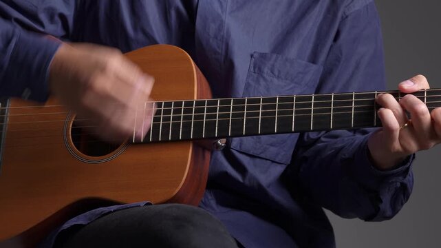 ギターを弾く男性