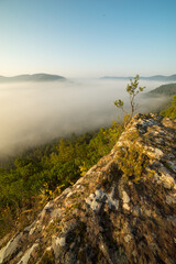 Herbstlicher Sonnenaufgang am Nesselberg in Lug mit Nebel in den Tälern