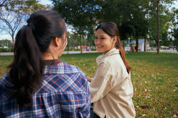 Obraz premium Young Asian women friends talking smiling in park