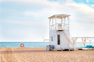 Obraz premium white lifeguard house by the sea on a beautiful summer beach
