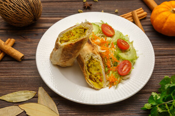 Kilangu Rotti – pain plat sri-lankais aux pommes de terre, spécialité traditionnelle du Sri Lanka. Cuisine sri-lankaise.