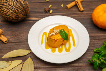 Kesari – dessert traditionnel sri-lankais à la semoule et au safran, servi sur une table en bois