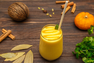 Lassi à la mangue – boisson traditionnelle indienne à base de yaourt servie sur une table en bois