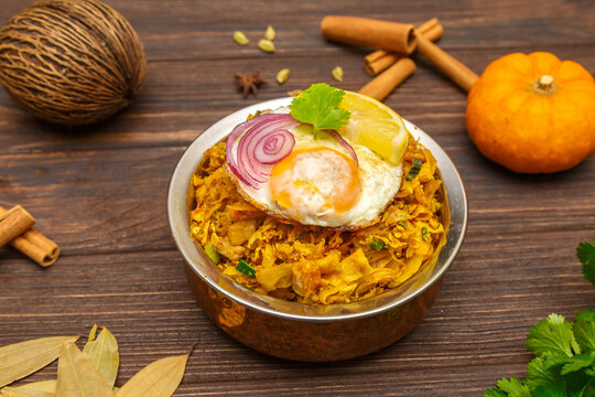Kothu Roti v&eacute;g&eacute;tarien &ndash; sp&eacute;cialit&eacute; sri-lankaise &agrave; base de pain roti et l&eacute;gumes servie sur une table en bois. Plat typique Sri-Lankais