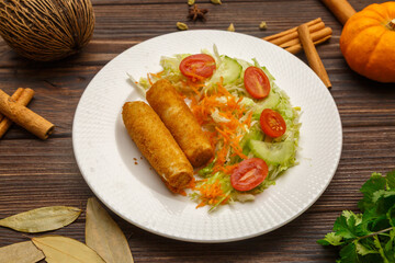 Pan Rolls sri-lankais – rouleaux farcis traditionnels servis sur une table en bois