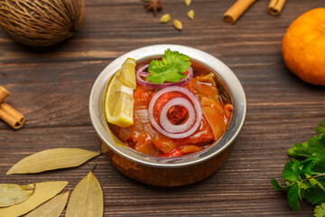 Poulet sweet chili – poulet croustillant à la sauce chili douce servi sur une table en bois