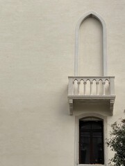 Porta murata con balconcino 