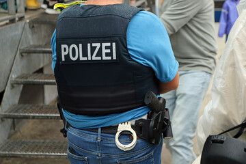 Polizist mit Warnweste 