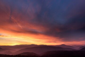 Verschneiter Schlüsselfels in Busenberg im Winter beim Sonnenaufgang mit Nebel in den Tälern