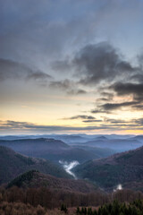 Aussicht vom Luitpoldturm auf die T&auml;ler des Pf&auml;lzerwaldes bei Sonnenaufgang mit Nebel