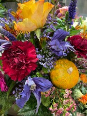 Blumendekoration mit Kürbis.