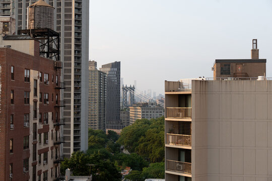 Fototapeta View of Manhattan bridge and distant Manhattan seen from the rooftop of residential building in Brooklyn Heights