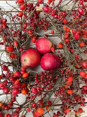 Herbstdekoration mit Äpfeln.
