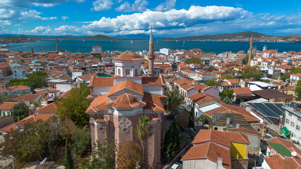 Obraz premium Ayvalik - Turkey, October 04, 2025, Cinarli Mosque and Saatli Mosque with a sea view behind the city view. Ayvalik - Turkey.