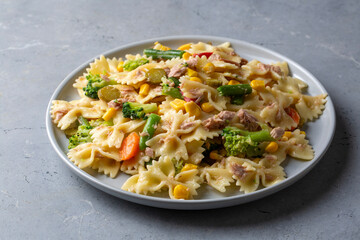 Pasta salad with tuna and vegetables