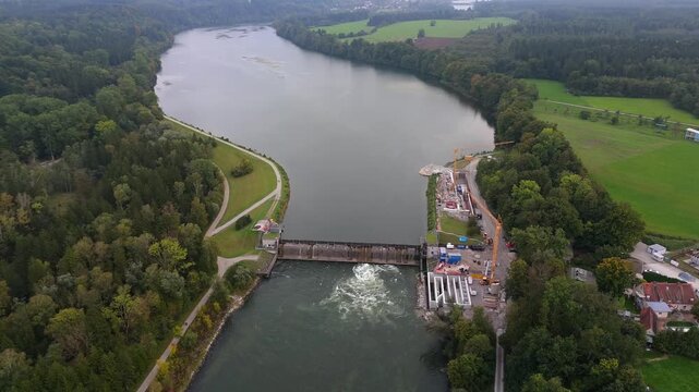 Herbstliche Luftlandschaft der Lechstaustufe 15 in Landsberg. Drohnenperspektive zeigt Renovierung, Flussbau und Fischtreppen fuer wandernde Fische. River engineering, fish ladders, migratory species
