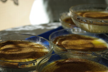 Natillas recién hechas con galleta y canela, un postre delicioso y casero