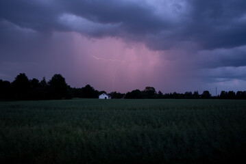 Piorun podczas letniej burzy
