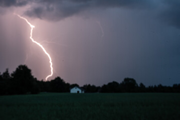 Piorun podczas letniej burzy