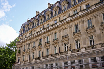 Obraz premium Traditional Parisian architecture with elegant balconies and old stone facade
