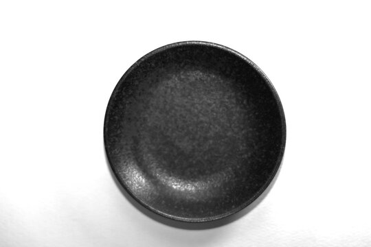 白い背景に黒い皿