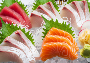 鮮度抜群！豪華三種盛り刺身：日本の伝統と美食を堪能