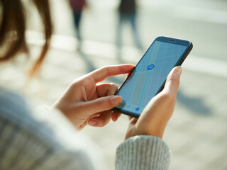 スマホで地図を見る女性の手元　Generative AI