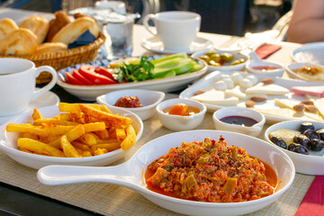Exquisito desayuno turco con café, almíbares y mermeladas; quesos y papas fritas con pimentón dulce y salsas.