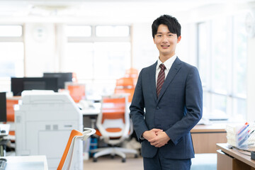 オフィスで働く若いビジネスマン