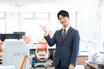 オフィスで働く若いビジネスマン