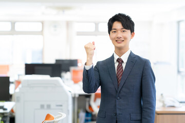 オフィスで働く若いビジネスマン