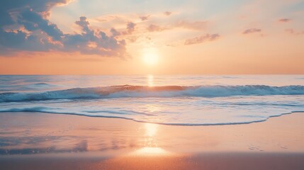 Obraz premium Serene Beach Sunset Golden Sun Reflected on Gentle Waves and Sandy Shoreline