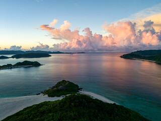 座間味港で慶良間諸島の日の出をドローンで空中撮影している。
座間味島座間味港
沖縄県島尻郡慶良間諸島-2025
沖縄本島から40km西方にある諸島。
大小30以上の島々からなる島嶼群は全体が国立公園に指定されている。
珊瑚礁の海、白い砂浜、緑の山地は世界屈指の美しさ。
多くの貴重な動植物が生息している。
