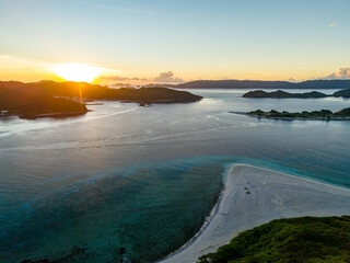 座間味港で慶良間諸島の日の出をドローンで空中撮影している。
座間味島座間味港
沖縄県島尻郡慶良間諸島-2025
沖縄本島から40km西方にある諸島。
大小30以上の島々からなる島嶼群は全体が国立公園に指定されている。
珊瑚礁の海、白い砂浜、緑の山地は世界屈指の美しさ。
多くの貴重な動植物が生息している。
