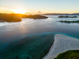 座間味港で慶良間諸島の日の出をドローンで空中撮影している。
座間味島座間味港
沖縄県島尻郡慶良間諸島-2025
沖縄本島から40km西方にある諸島。
大小30以上の島々からなる島嶼群は全体が国立公園に指定されている。
珊瑚礁の海、白い砂浜、緑の山地は世界屈指の美しさ。
多くの貴重な動植物が生息している。
