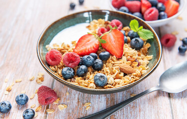 Healthy breakfast bowl with granola, yogurt and fresh berries