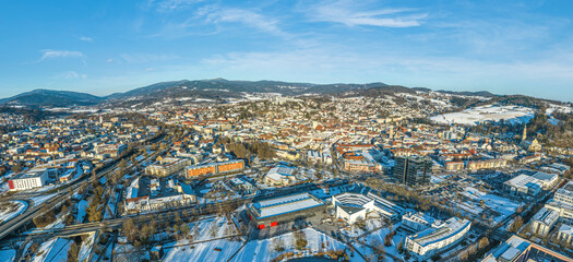 Winterliche Abendstimmung über der niederbayerischen Stadt Deggendorf 