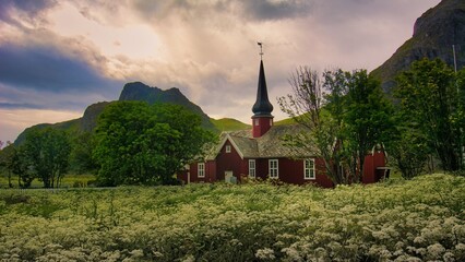Stary drewniany kościół na wyspie Flakstad © Pavlo