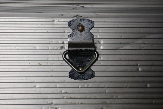 ジュラルミンケースの金具