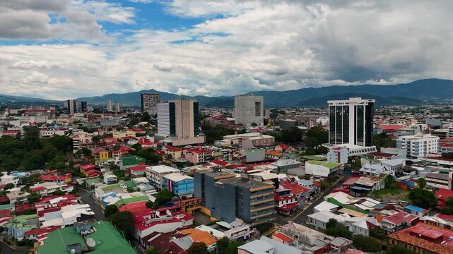 Vista a&eacute;rea de la ciudad de Costa Rica San Jos&eacute; rodeado por monta&ntilde;as y casa y edificios